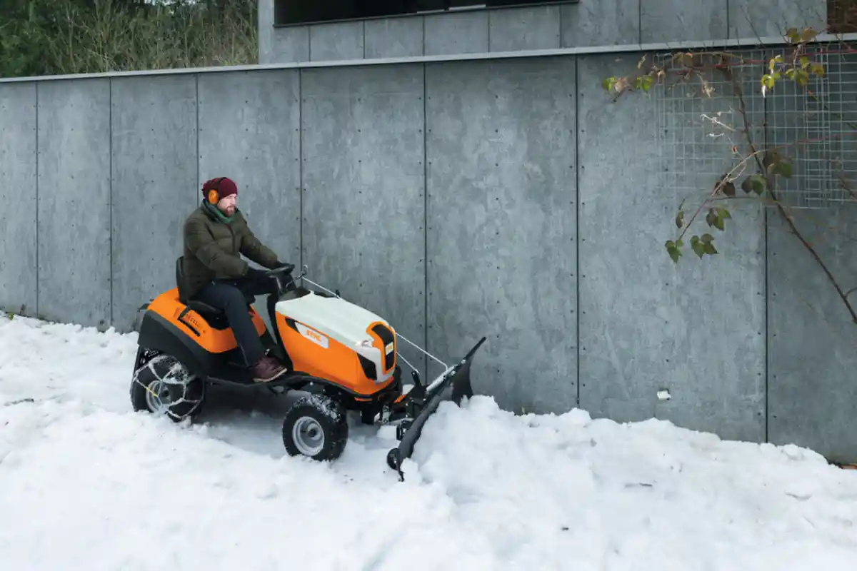 stihl-odsniezanie-traktorek-z-plugiem-snieznym