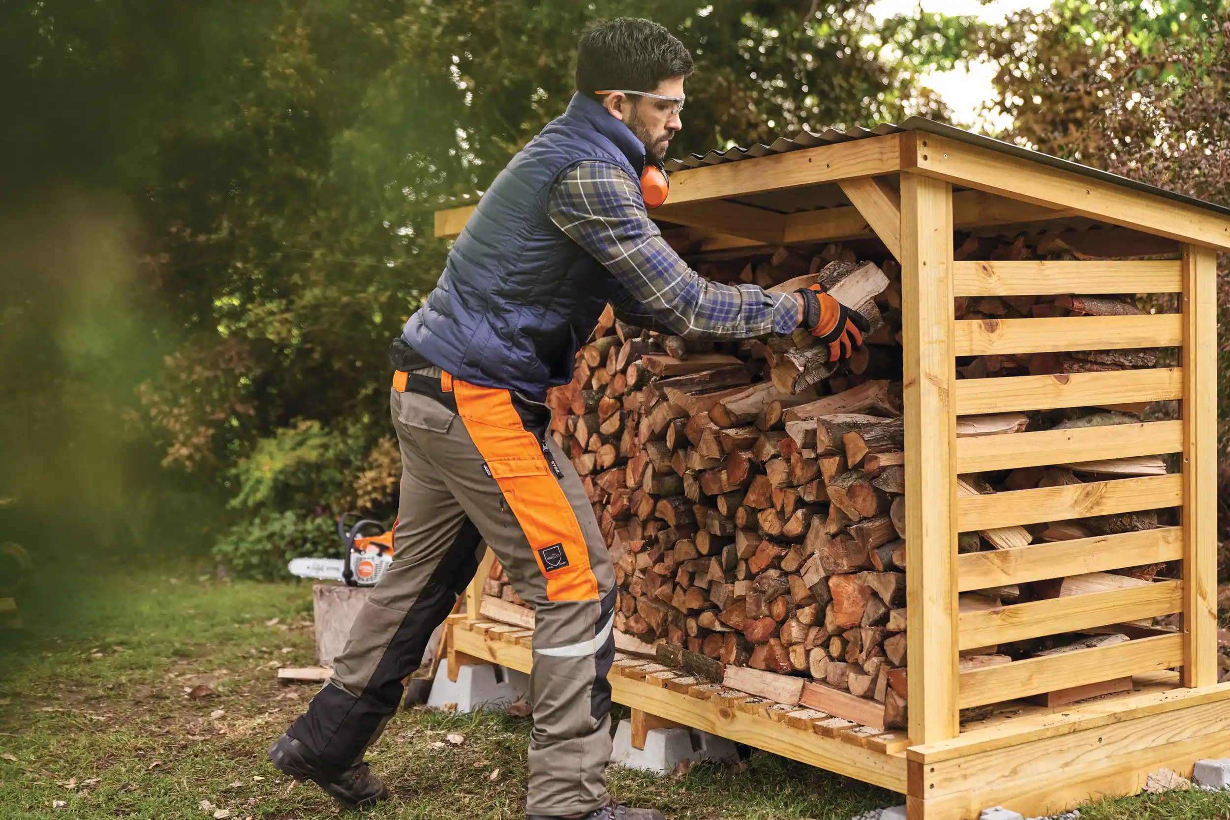 Jak składować drewno opałowe? Przechowywanie drewna w ogrodzie