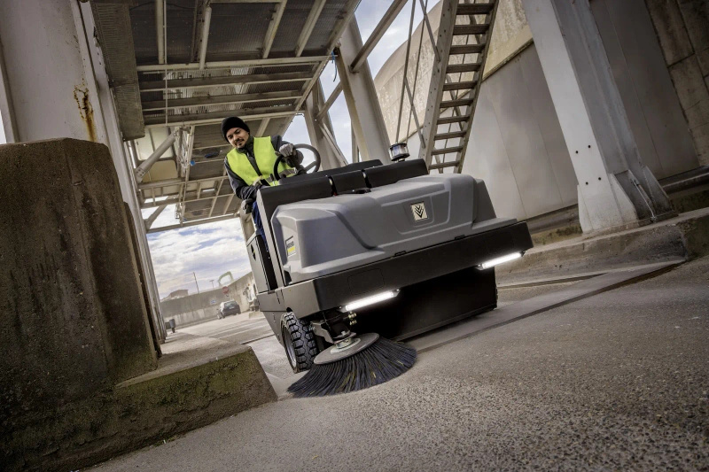 Karcher KM 130/300 RI LPG Classic - zamiatarka przemysłowa z fotelem (LPG)