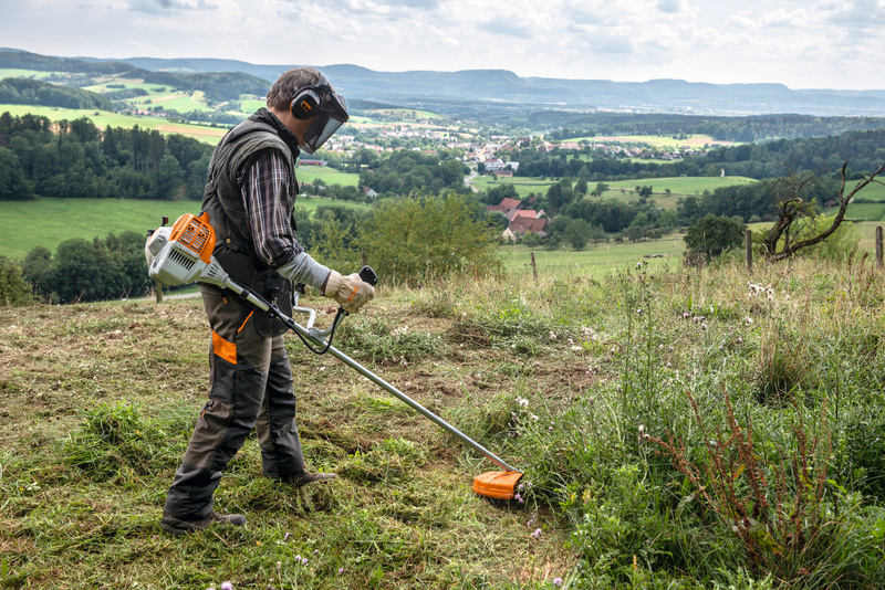 Stihl FS 235 - kosa spalinowa [Moc 2,1 KM] głowica żyłkowa AC C26-2, trójząb 250-3
