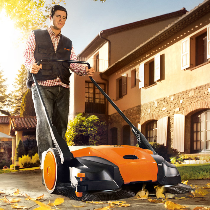 Stihl Zamiaratka ręczna KG 770 Szer. robocza 77 cm, Poj. zbiornika 50L