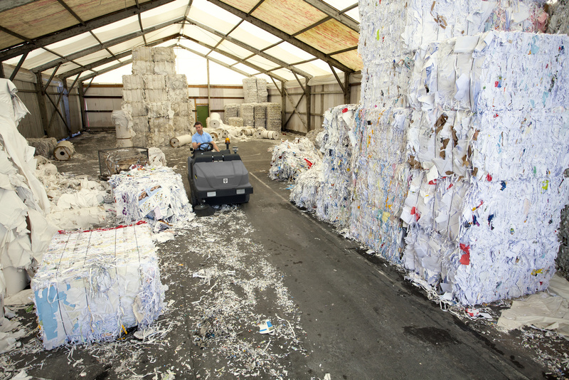 Karcher KM 130/300 R D - zamiatarka przemysłowa z fotelem (diesel)