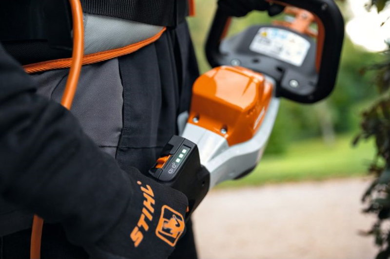Stihl Nożyce akumulatorowe do żywopłotów HSA 130 T [36 V] z systemem AP, listwa tnąca o dł. 75 cm.