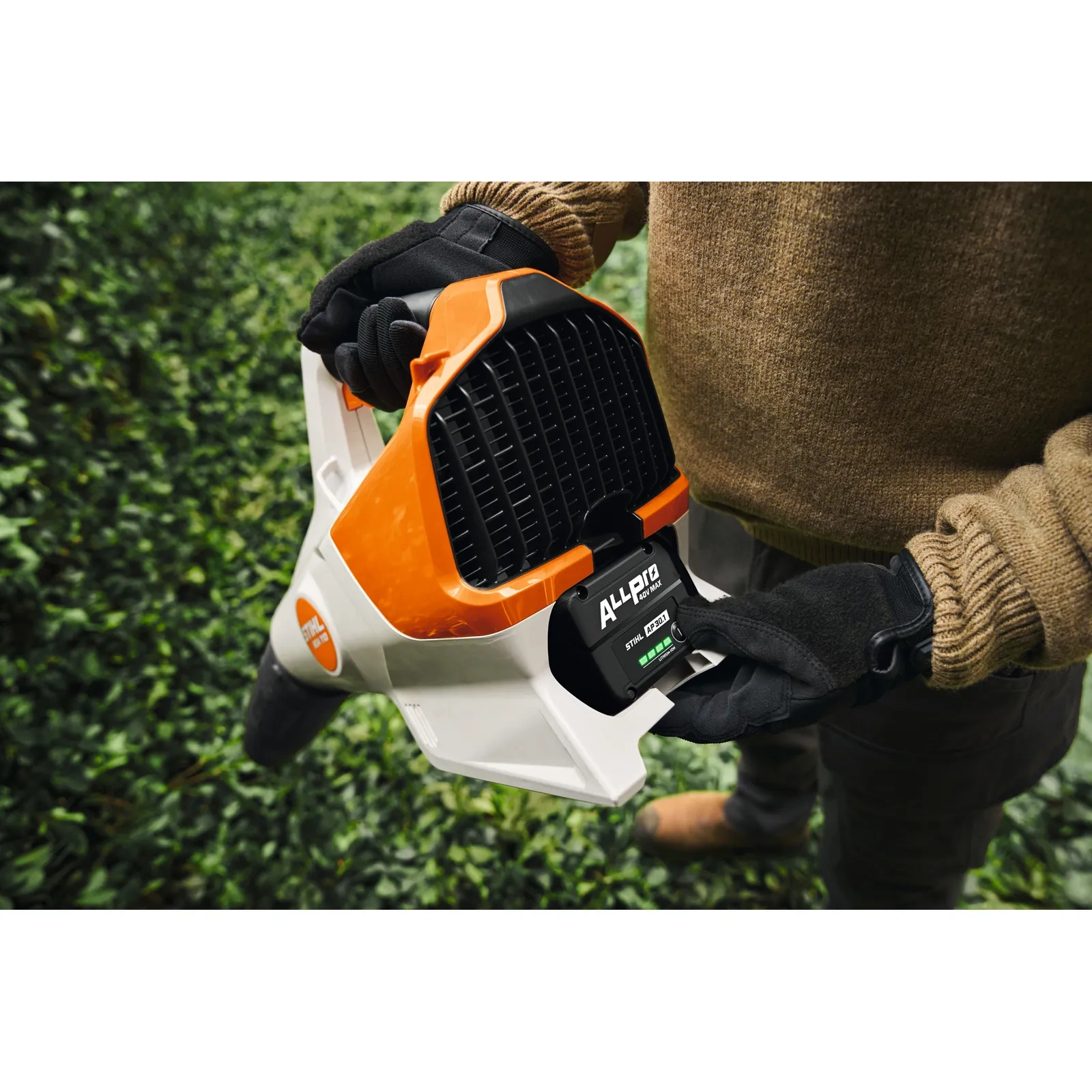 Wkładanie akumulatora ALLPRO do dmuchawy STIHL BGA 110