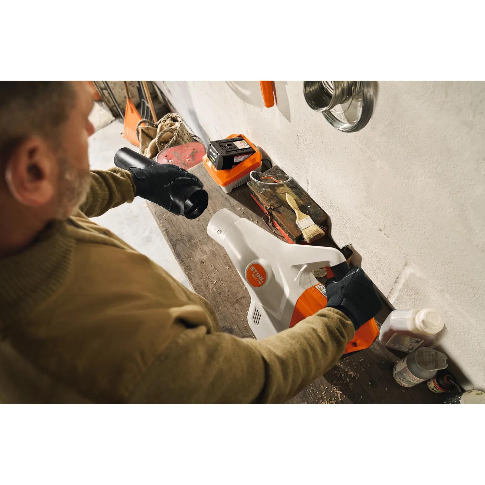 Zdejmowanie dyszy dmuchawy STIHL BGA 110 przed odłożeniem jej na półkę w warsztacie