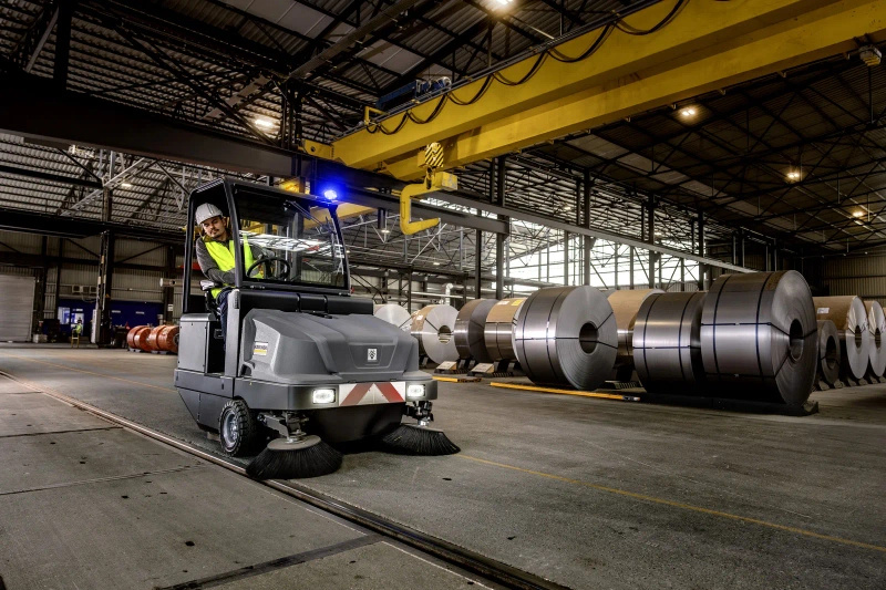 Karcher KM 130/300 RI Bp Classic - zamiatarka przemysłowa z fotelem akumulatorowa