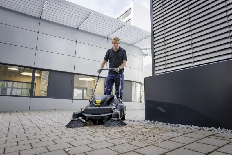 Karcher KM 70/30 C Bp Anniversary Edition - zamiatarka akumulatorowa