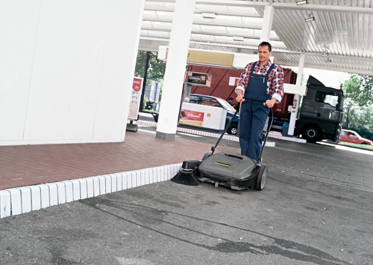 ZAMIATARKA RĘCZNA 48 cm KM 70/15 C KARCHER - trwałość i niezawodność