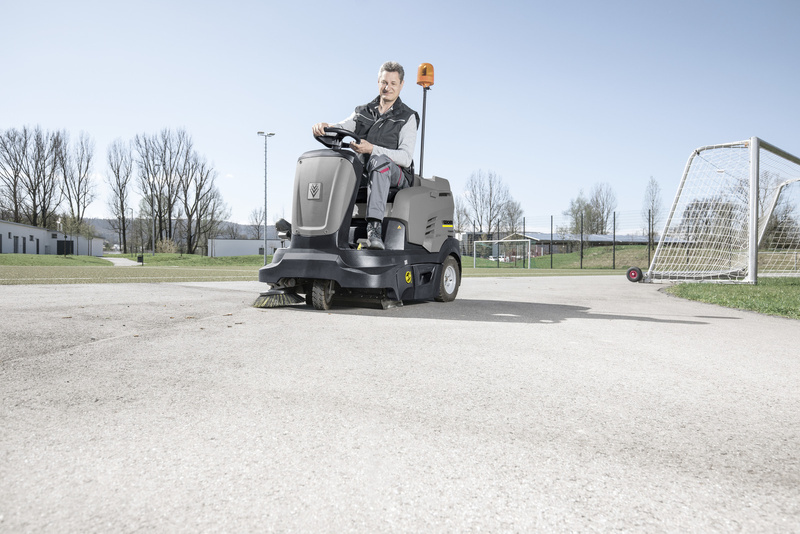 Karcher KM 90/60 R G - zamiatarka z trakcją spalinowa