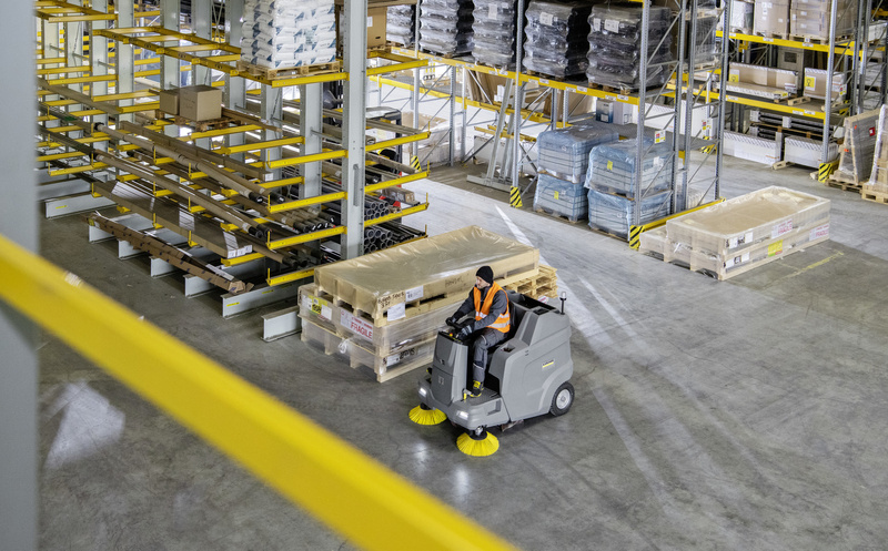 Karcher KM 100/120 R Bp - zamiatarka z trakcją akumulatorowa