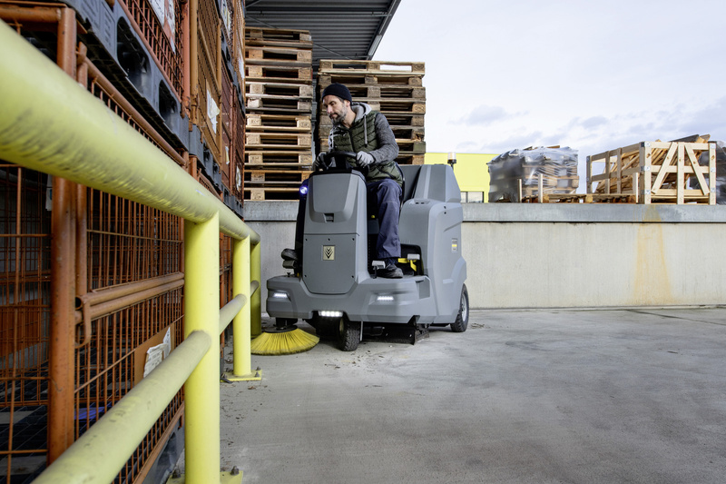 Karcher KM 100/120 R Bp - zamiatarka z trakcją akumulatorowa