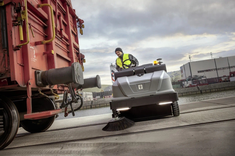 Karcher KM 130/300 RI LPG Classic - zamiatarka przemysłowa z fotelem (LPG)