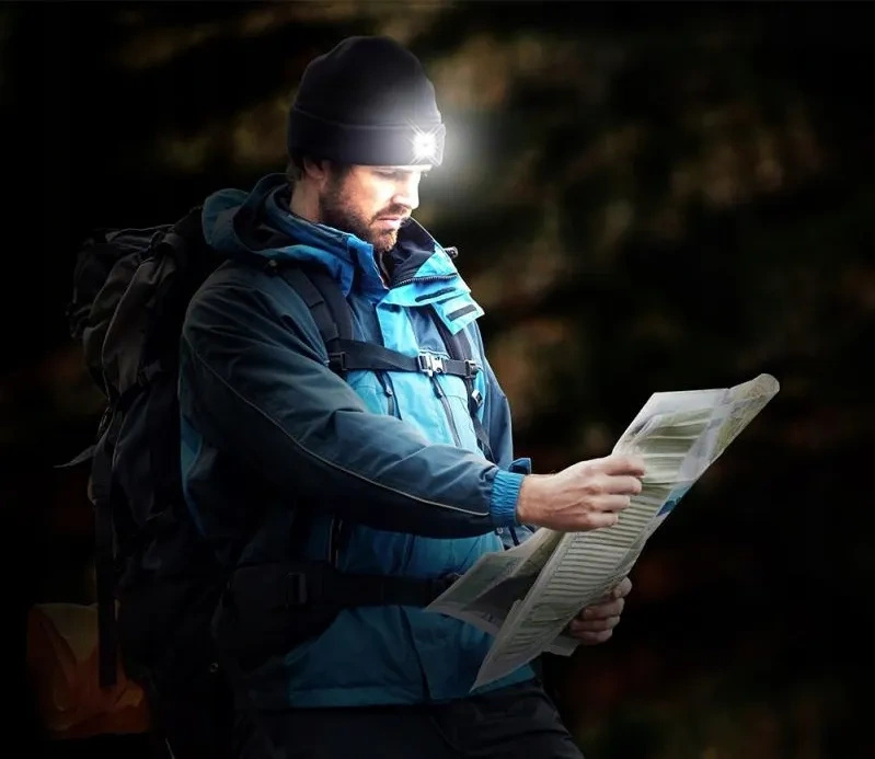 Czapka z lampką LED czarna