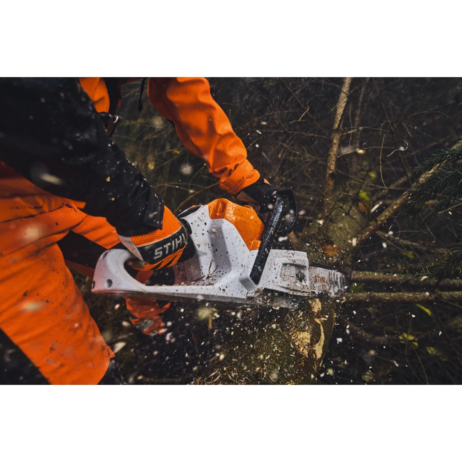 Pilarka akumulatorowa STIHL MSA 260 C-O w trakcie cięcia kłody, widoczny łańcuch i wiórki