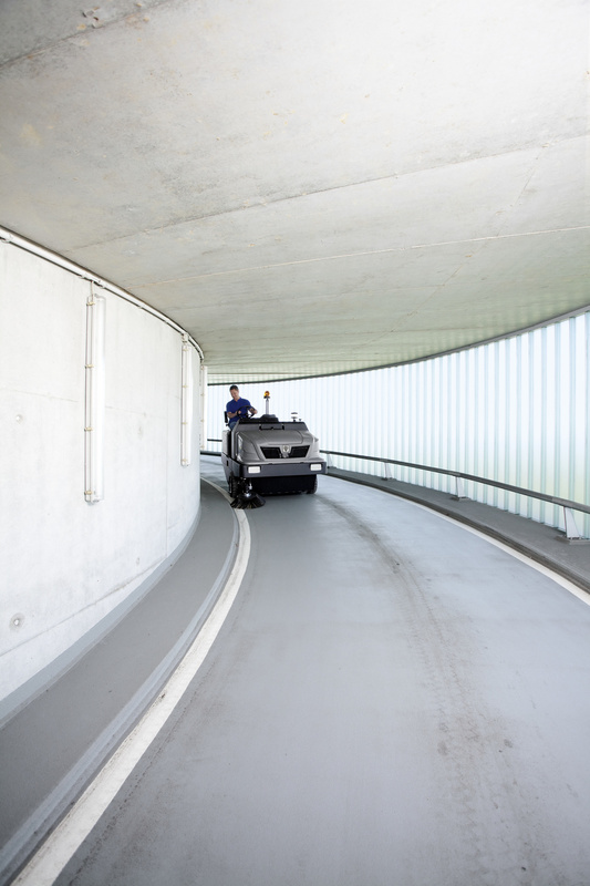 Karcher KM 150/500 R Bp - zamiatarka przemysłowa z fotelem akumulatorowa