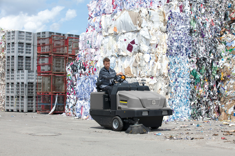 Karcher KM 130/300 R D - zamiatarka przemysłowa z fotelem (diesel)