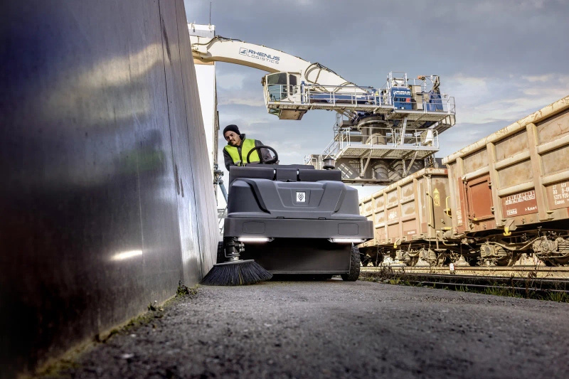 Karcher KM 130/300 RI D Classic - zamiatarka przemysłowa z fotelem (diesel)