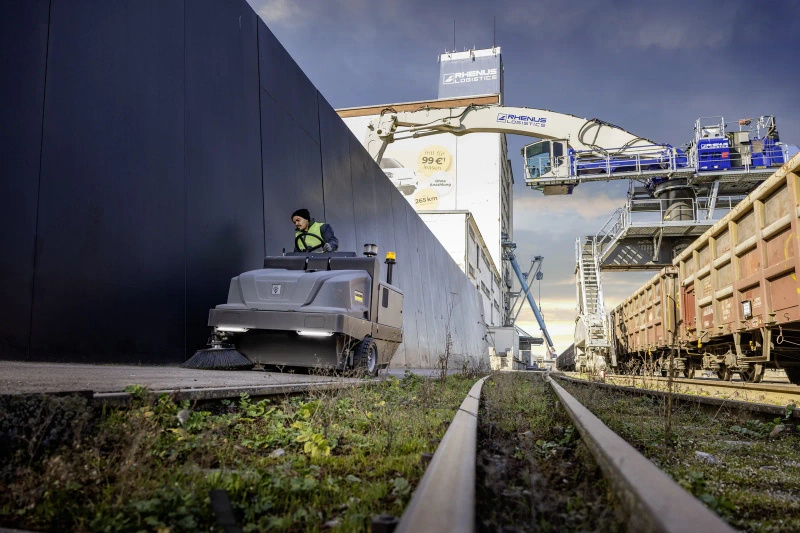 Karcher KM 130/300 RI D Classic - zamiatarka przemysłowa z fotelem (diesel)