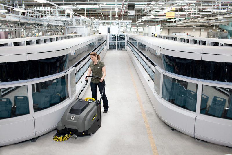 Karcher KM 75/40 W Bp - zamiatarka akumulatorowa