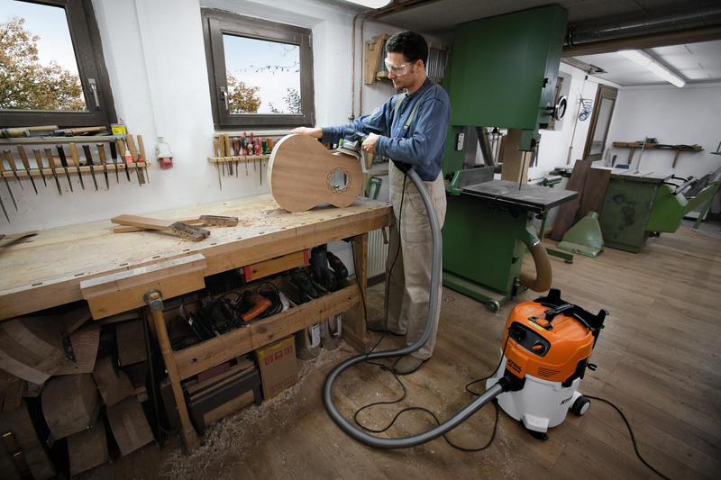 STIHL SE 122 E – odkurzacz przemysłowy, 1,5 kW, adapter do elektronarzędzi