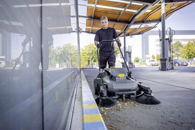 KARCHER Zamiatarka KM 70/25 C BP 2SB (wersja bez akumulatora i ładowarki)