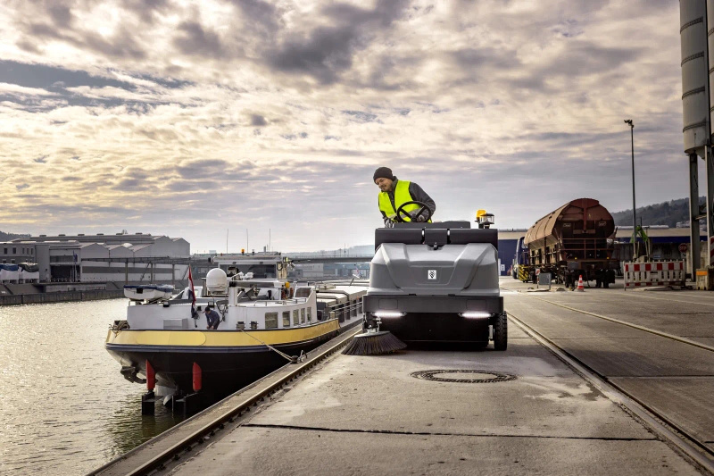 Karcher KM 130/300 RI LPG Classic - zamiatarka przemysłowa z fotelem (LPG)