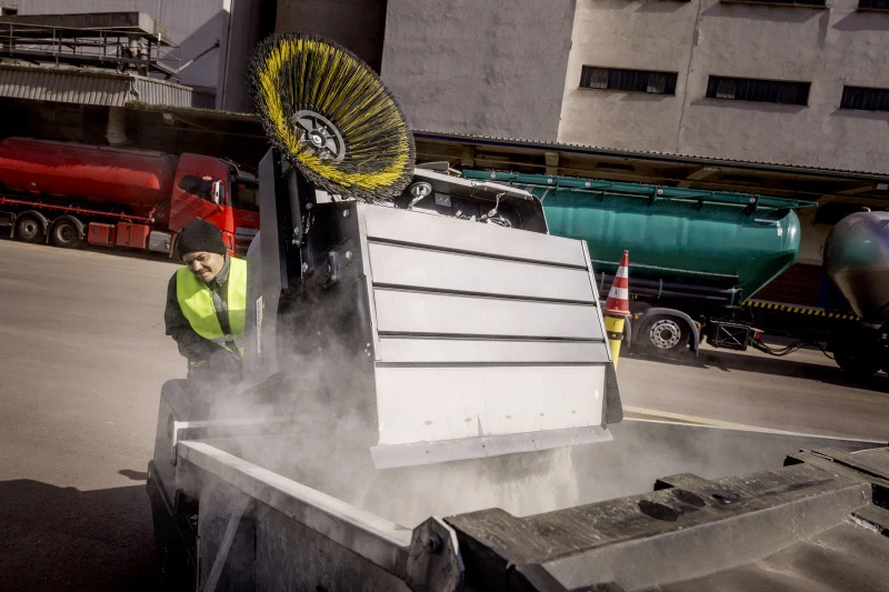 Karcher KM 130/300 RI Bp Classic - zamiatarka przemysłowa z fotelem akumulatorowa