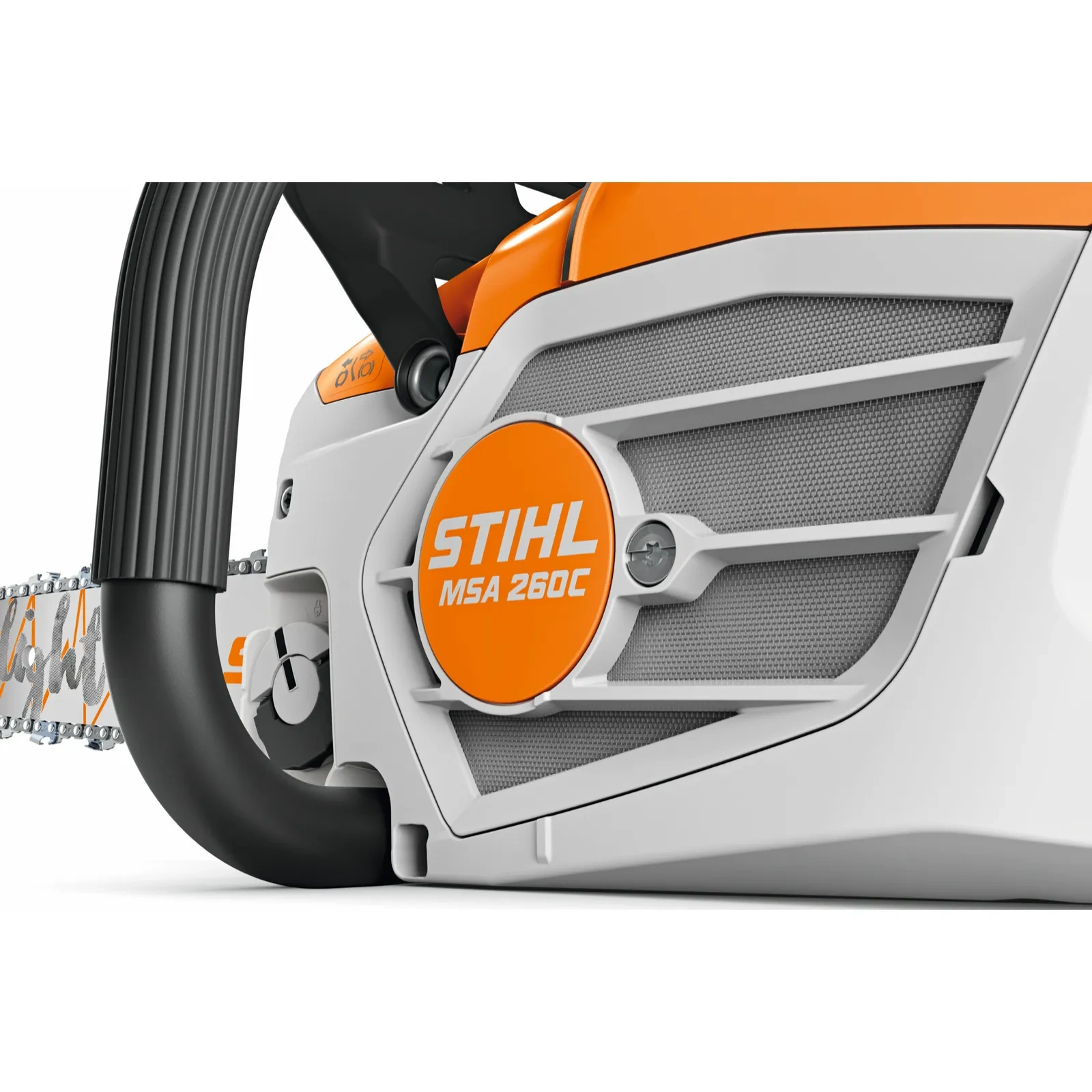 Boczna osłona pilarki akumulatorowej STIHL MSA 260 C-O z oznaczeniem modelu, kratką i uchwytem przednim