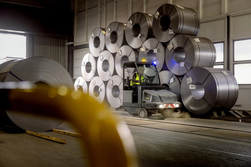 Karcher KM 130/300 RI Bp Classic - zamiatarka przemysłowa z fotelem akumulatorowa