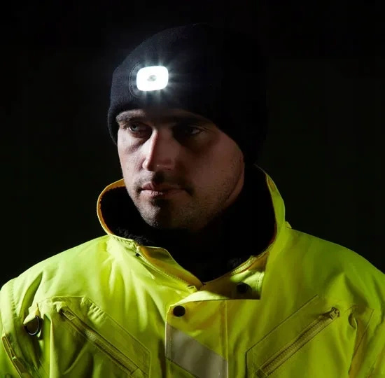 Czapka z lampką LED czarna