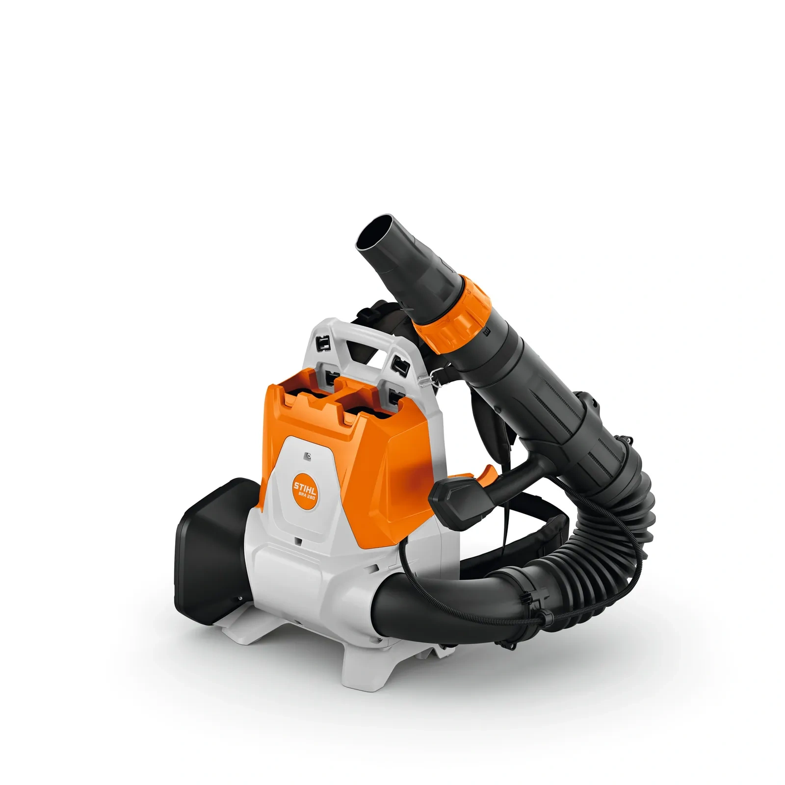Dmuchawa plecakowa STIHL BRA 280 B z uniesioną rurą wylotową i pomarańczowym pierścieniem