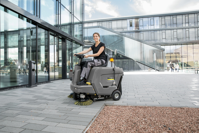 Karcher KM 85/50 R Bp Pack 80Ah Li+FC - zamiatarka z trakcją akumulatorowa