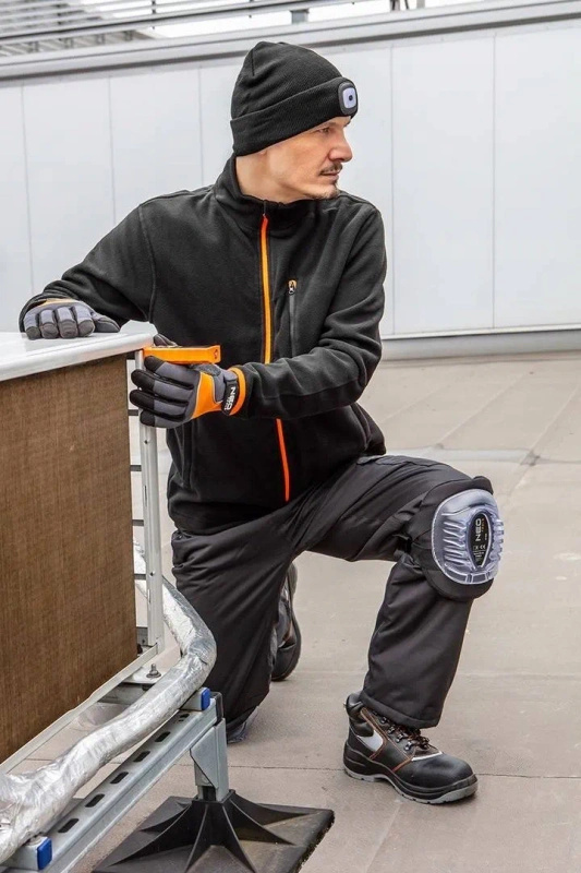 Czapka z lampką LED czarna