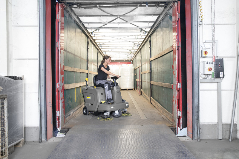 Karcher KM 85/50 R Bp Pack 80Ah Li+FC - zamiatarka z trakcją akumulatorowa