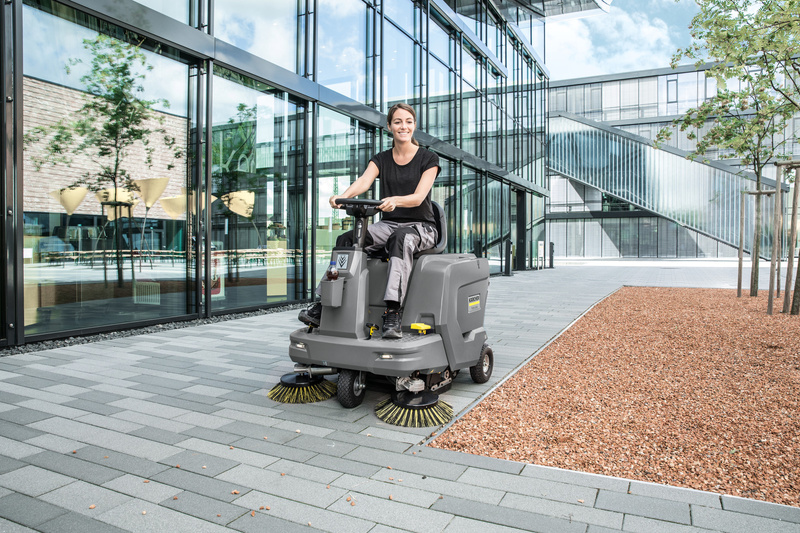 Karcher KM 85/50 R Bp - zamiatarka z fotelem akumulatorowa