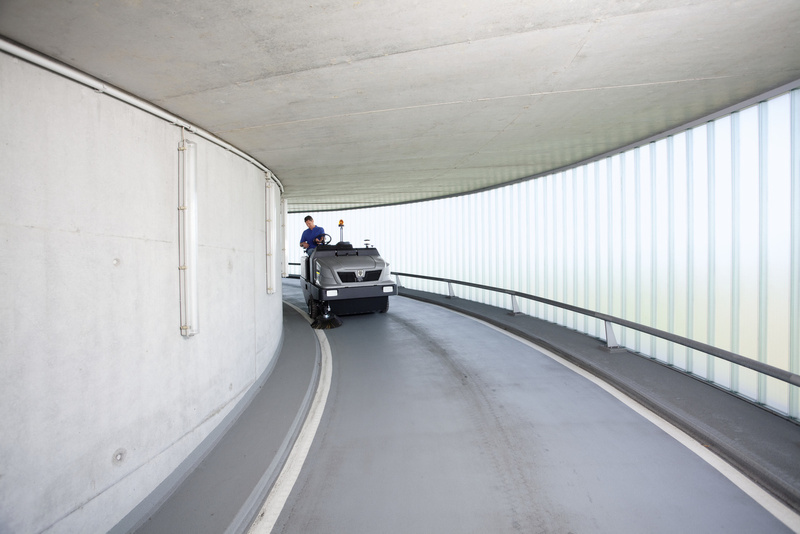 Karcher KM 150/500 R Bp - zamiatarka przemysłowa z fotelem akumulatorowa