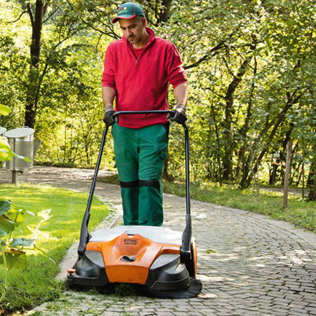 Stihl Zamiatarka akumulatorowa KGA 770 z systemem AP. Szer. robocza 77 cm, Poj. zbiornika 50L